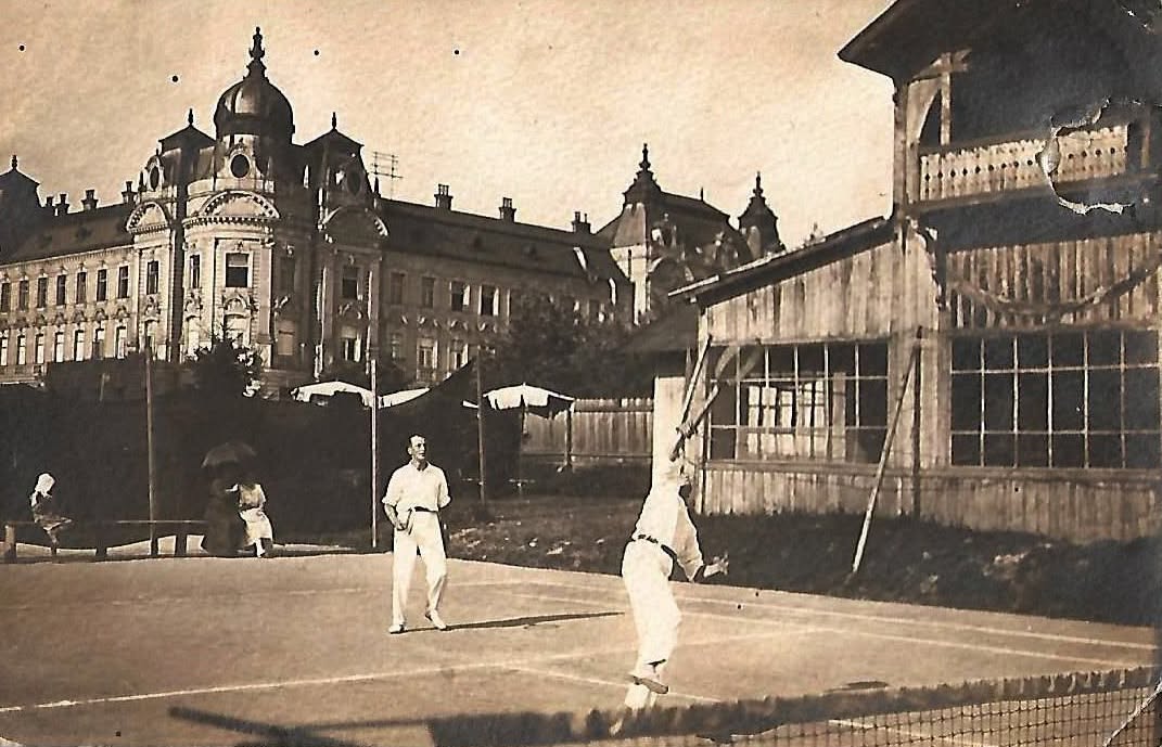 Igralište tenisa na prostoru današnjeg hotela Esplanade 1915. godine